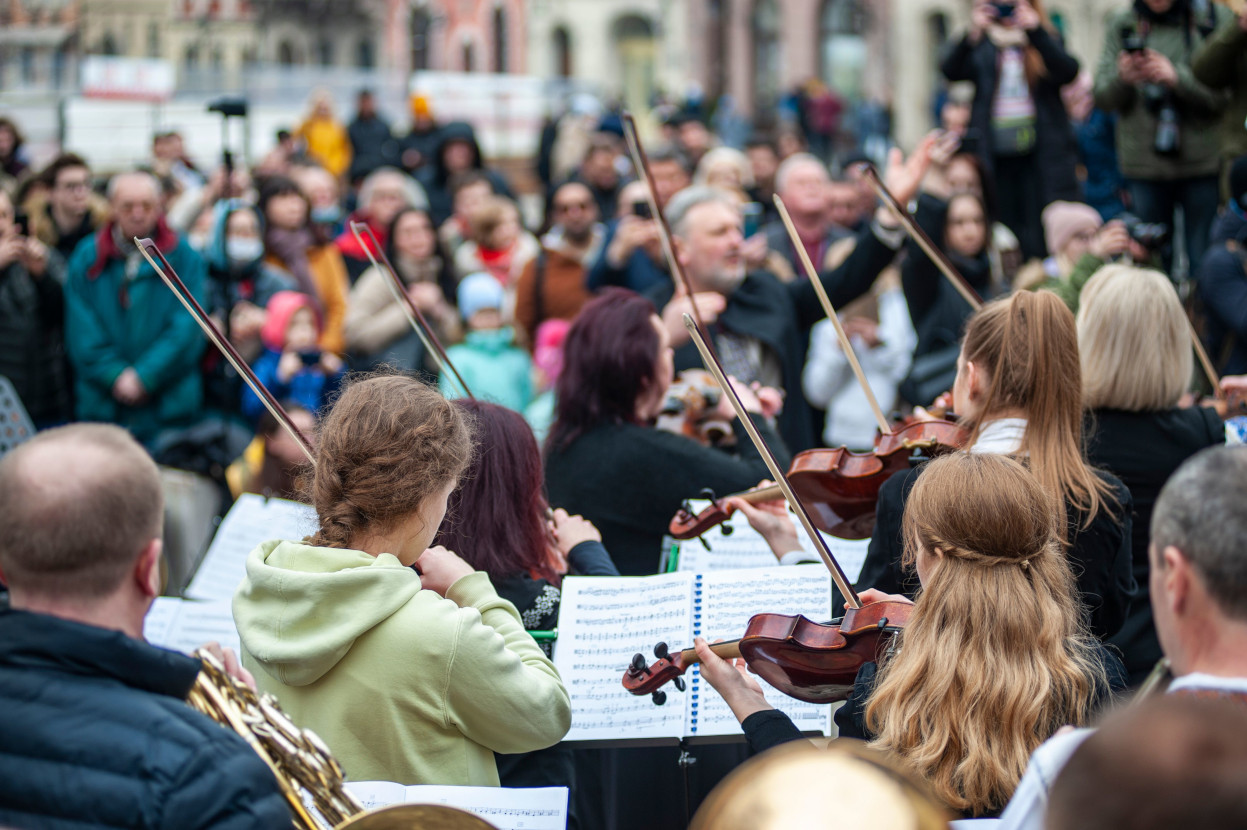 Projekt-Orchester behält beim Open-Air-Konzert den Dirigenten im Blick