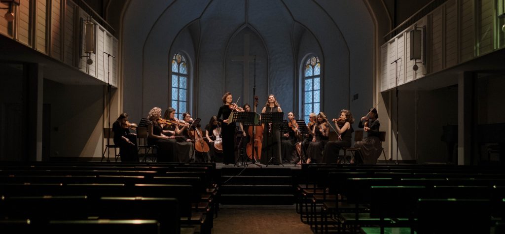 Amateuerorchester bei der Probe in einer Kirche bei angenehmer Atmosphäre