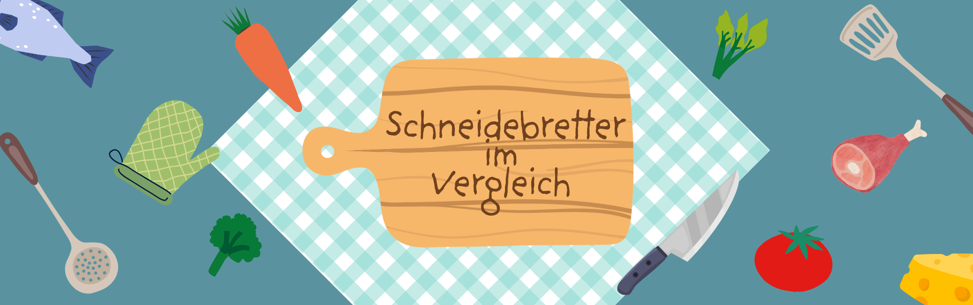 Holz-Küchenbrett mit der handschriftlichen Aufschrift "Schneidebretter im Vergleich" auf kariertem Tischtuch, umgeben von verschiedenen Gemüsesorten, Fisch, Fleisch, einem Messer, einem Topflappen und einem Pfannenwender.
