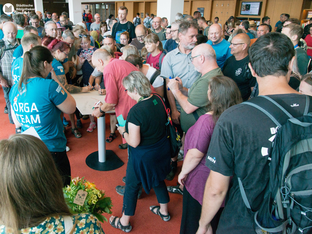 Geocaching-Mega Event der Bibliothek Dresden: Eintrag ins Logbuch