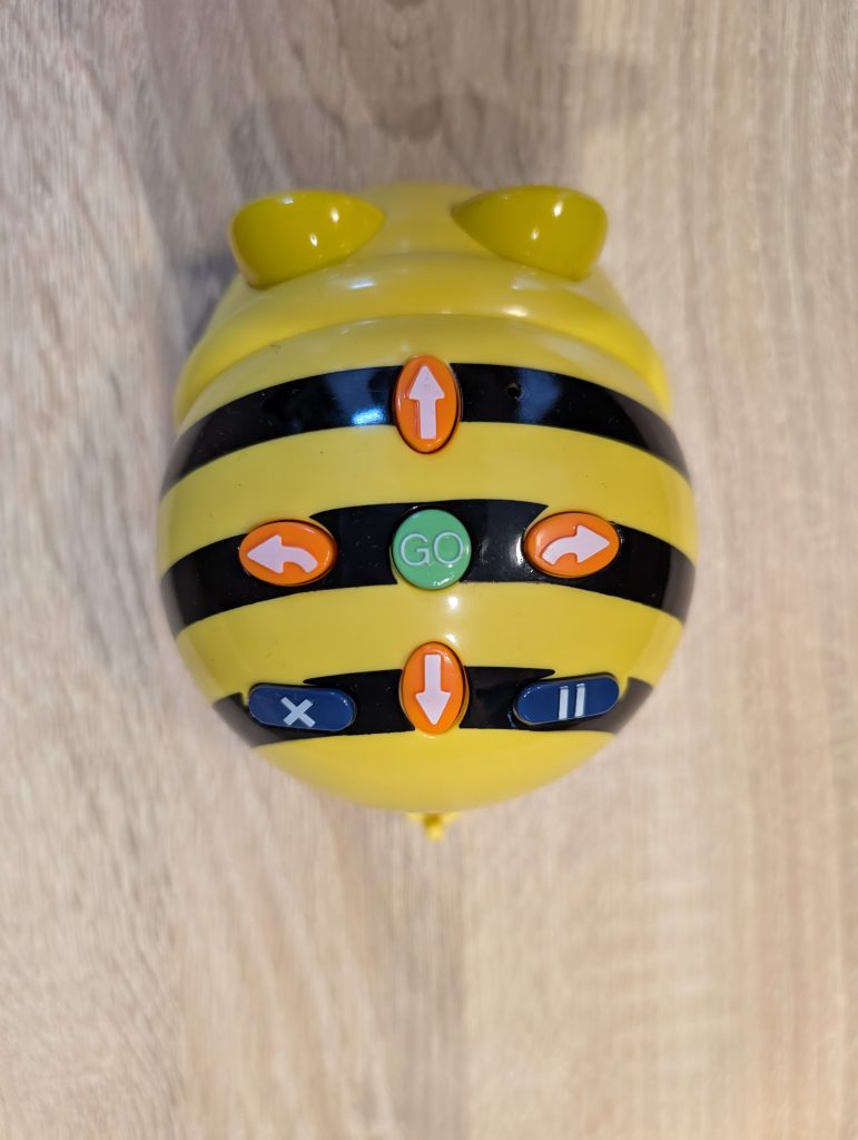 Abbildung 2: Bee-Bot von oben mit Fokus auf die Button.
Quelle: Eigene Aufnahme