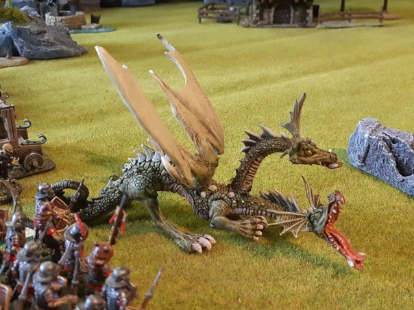 Auf dem Tisch steht eine Drachenminiatur von dem Tabletop-Spiel Oathmark.