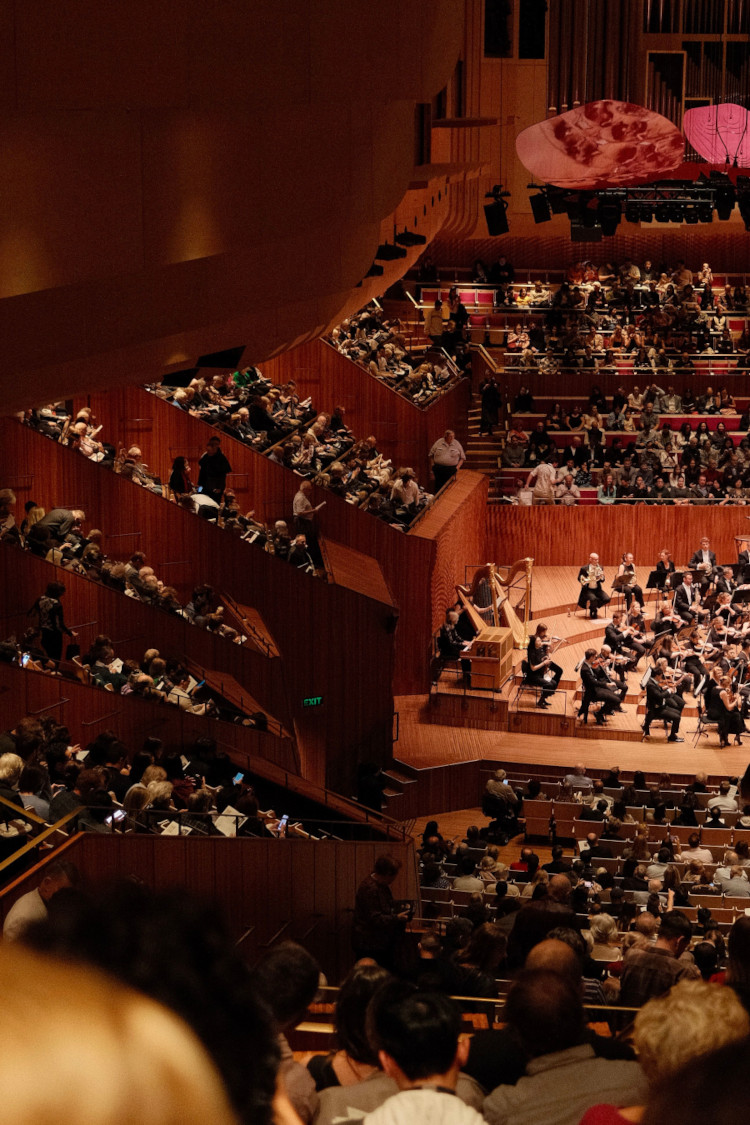 Athmosphärische Stimmung in einem großen Konzertsaal mit dem Orchester im Zentrum