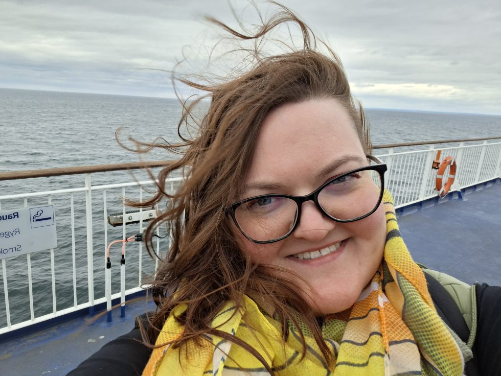 Autorin Laura während ihrer Busreise um die Ostsee - hier an Board der "Viking XPRS".